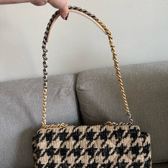 Chanel Tweed Maxi 19” Handbag - Rare Color! - Picture 6 of 12